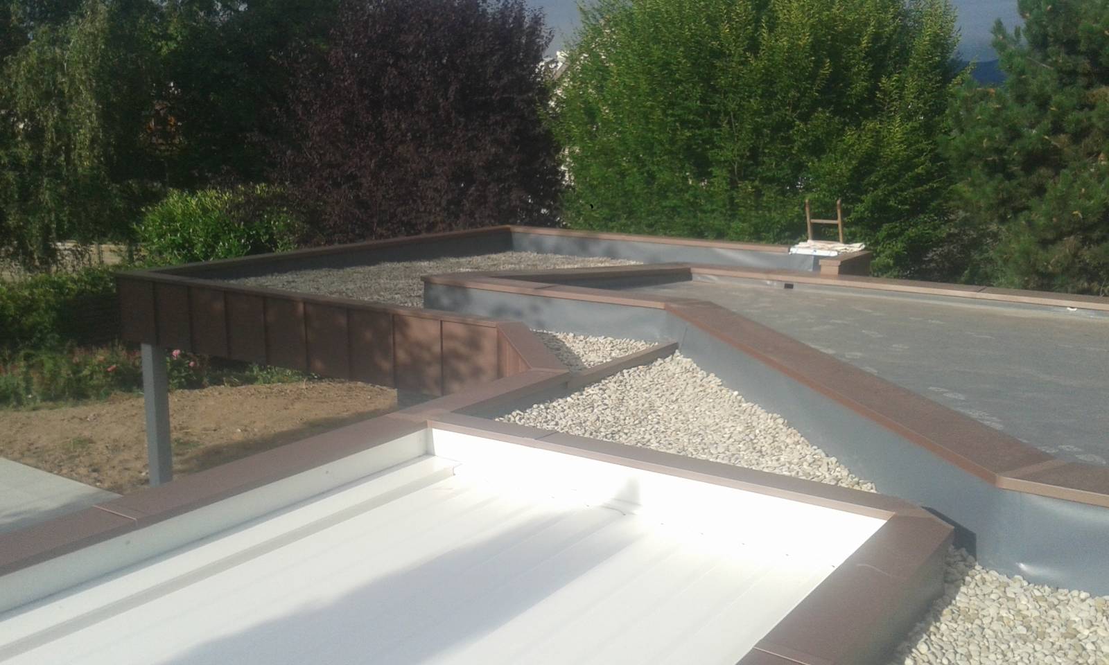 brise-soleil orientable intégrer à la toiture et système d'évacuation des eaux de pluies intégré