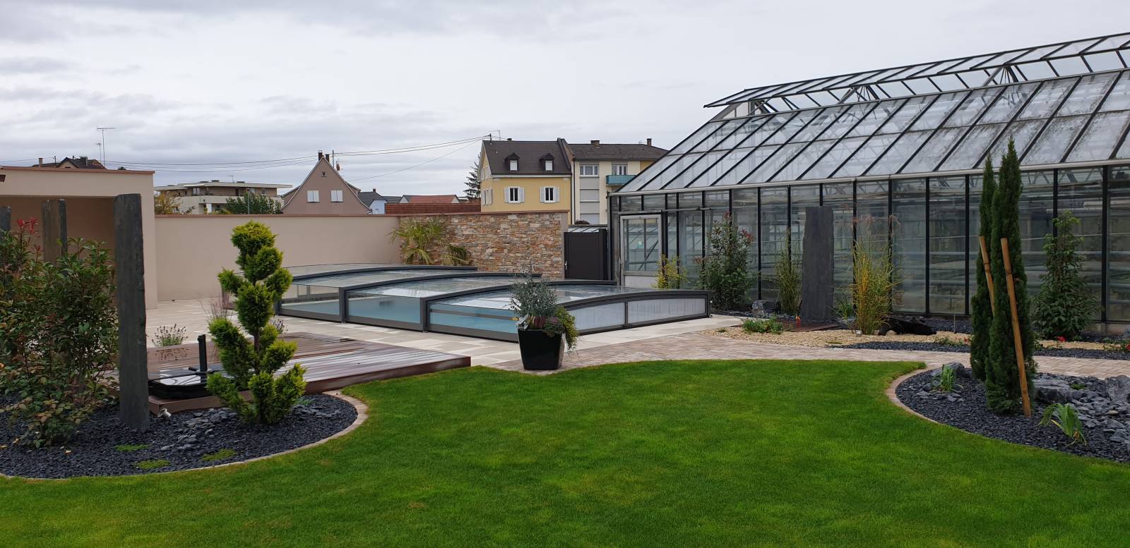 Terrasse et piscine avec aménagement extérieur