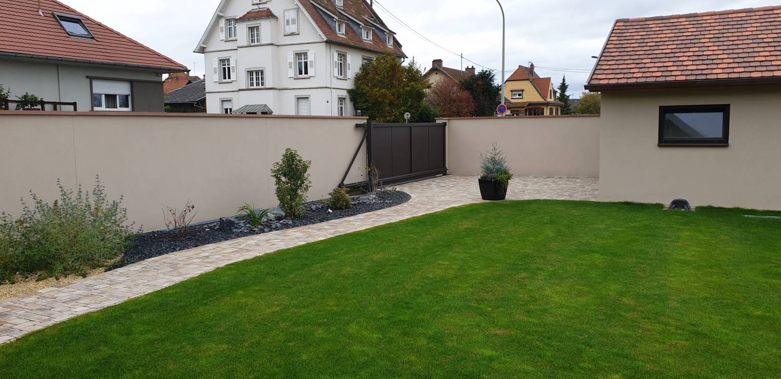 Garage avec gouttières en cuivre, portail coulissant auto-portant