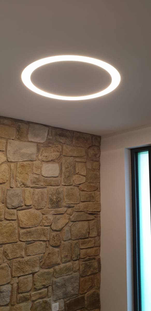 lumière led incrusté dans le faux-plafond