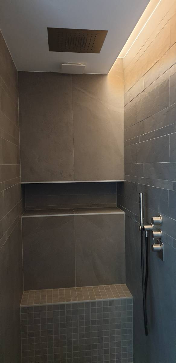 douche avec niche et bandeau led au plafond