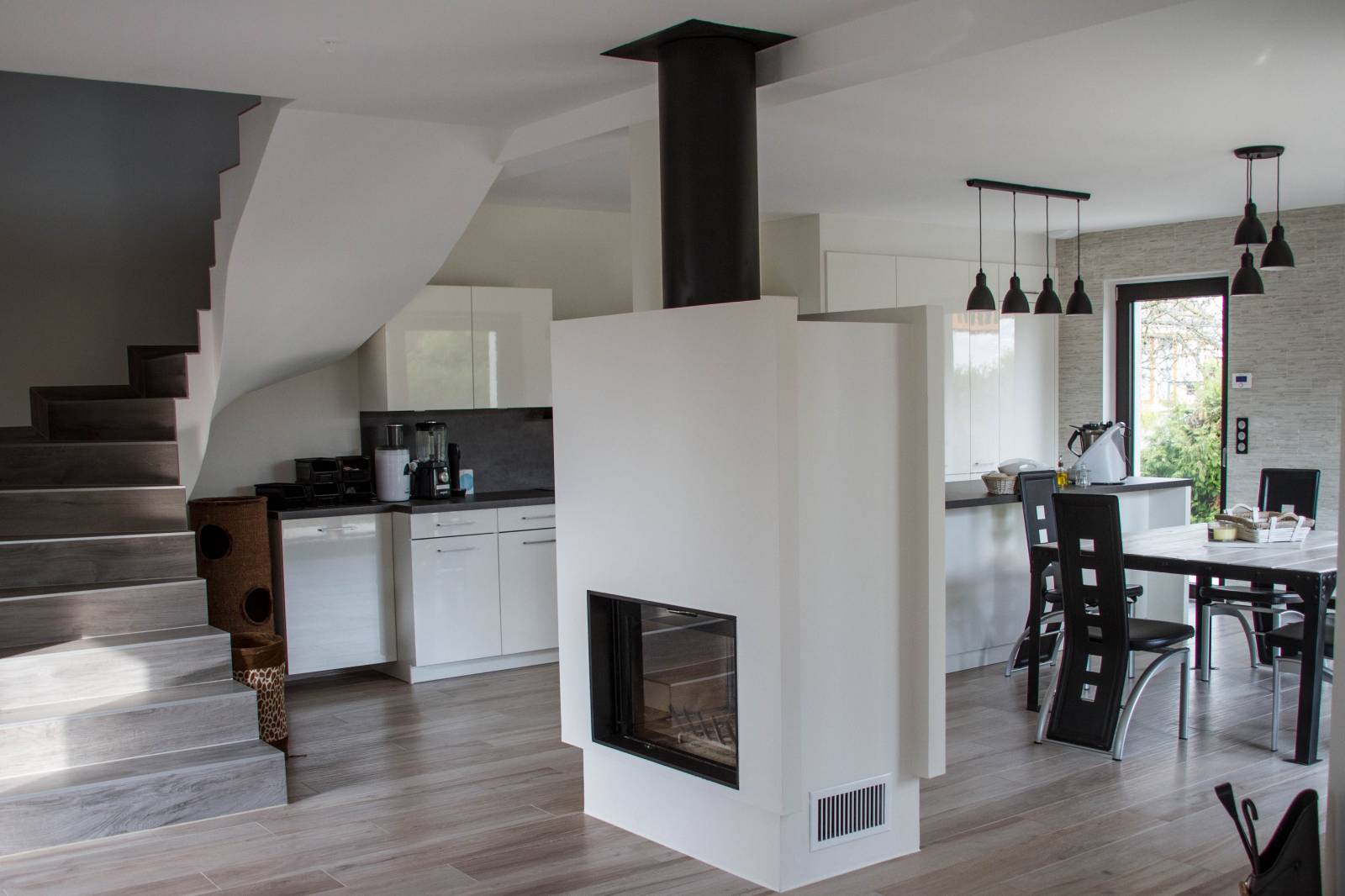 cheminée centrale à double foyer