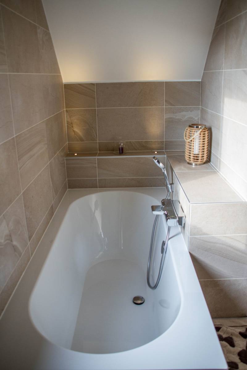 baignoire droite avec ambiance lumineuse sur tablette