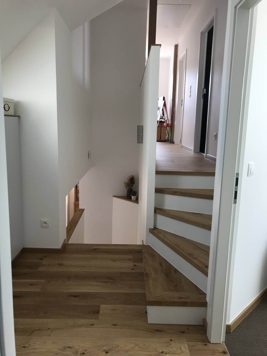 escalier béton avec marche en bois et contre marches placo