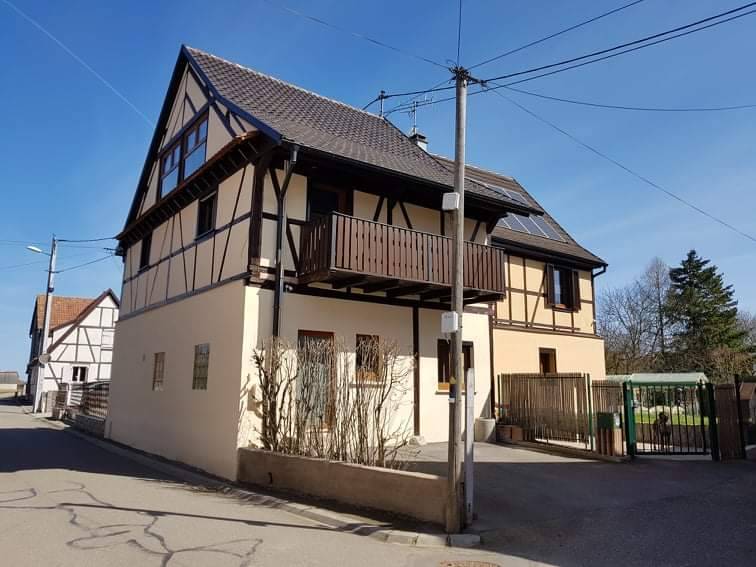 Rénovation des façades d’une maison alsacienne à colombages à Sélestat dans le Centre Alsace.