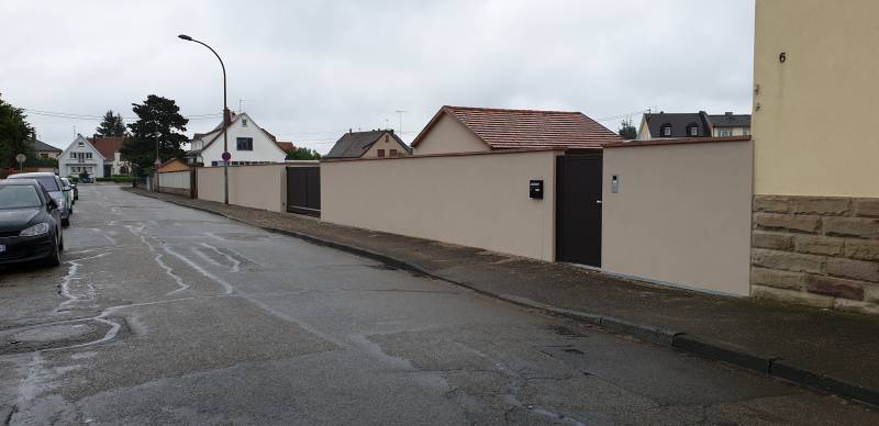 Mur de clôture avec couvertines en grès des Vosges