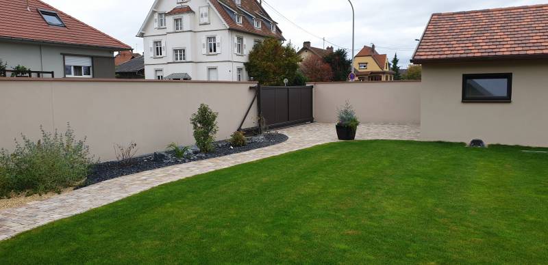 Garage avec gouttières en cuivre, portail coulissant auto-portant