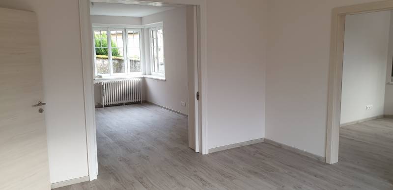 espace vie et accès à une chambre