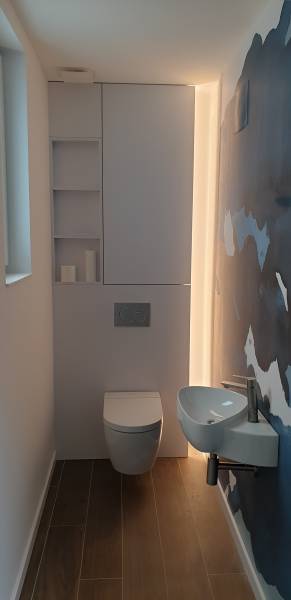 bandeau led verticale avec habillage du bati-support en façade de mobilier