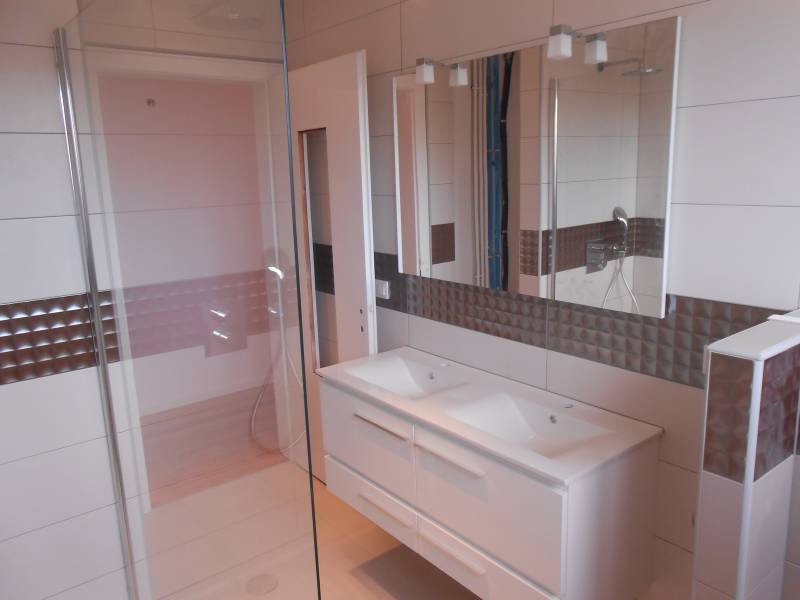 salle de bain avec douche à receveur extra-plat