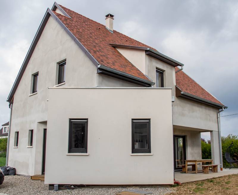 maison individuelle avec lucarne rampante